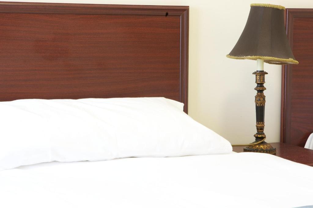 The George & Horn Near Newbury Hotel Kingsclere Room photo