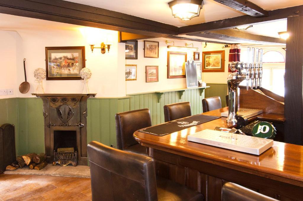 The George & Horn Near Newbury Hotel Kingsclere Exterior photo